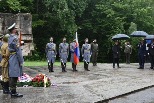Kladenie vencov za prítomnosti ministra obrany SR Jaroslava Naďa